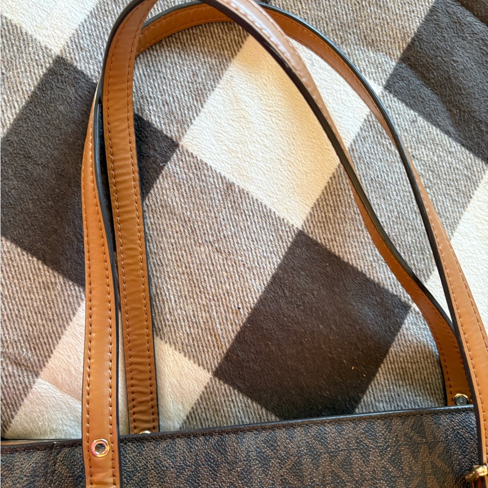Michael Kors purse like new - Picture 9 of 9